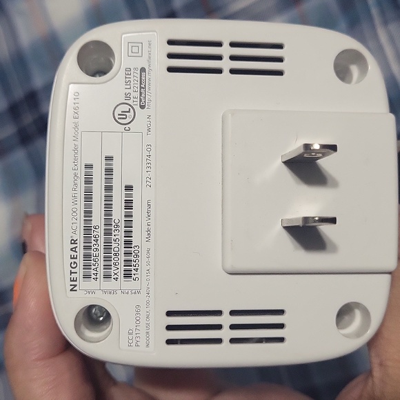 Netgear AC1200 WI-FI range extender plug in white box Model # EX6110 - Picture 3 of 3